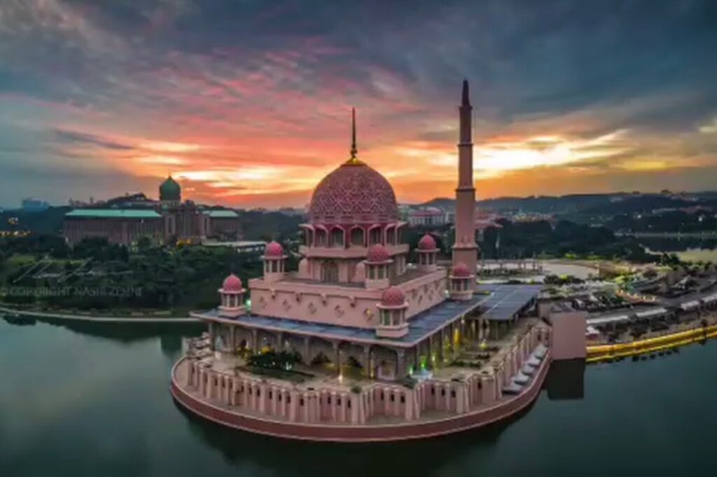 putra mosque best day trips from kuala lumpur